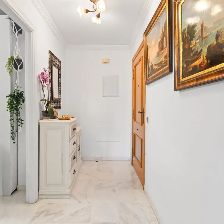 Sale of middle floor apartment in Estepona