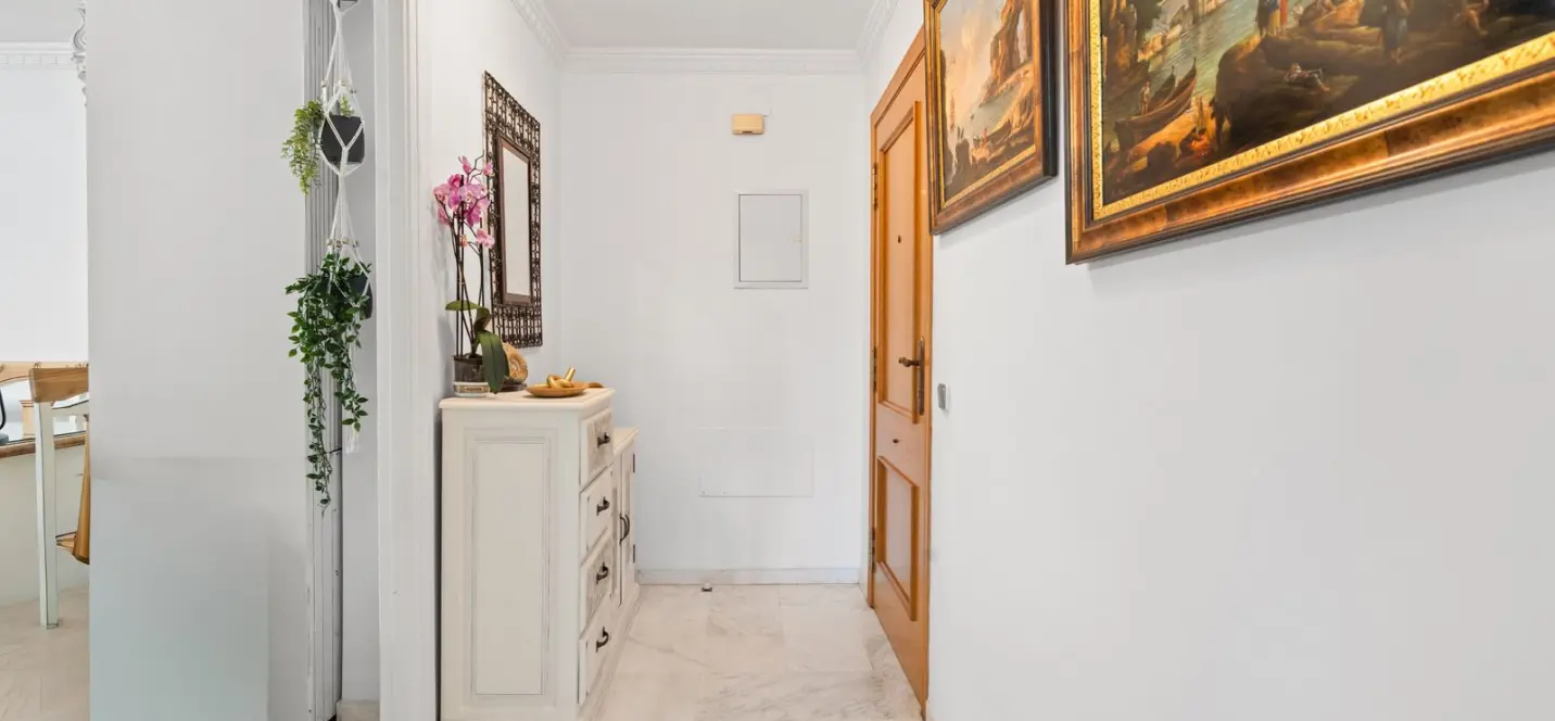 Sale of middle floor apartment in Estepona 3