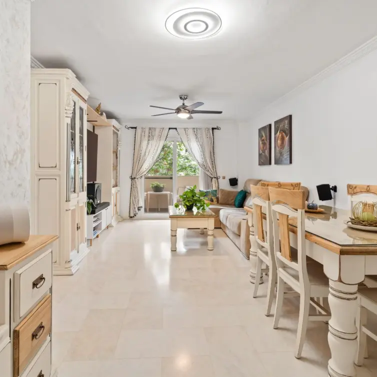 Sale of middle floor apartment in Estepona