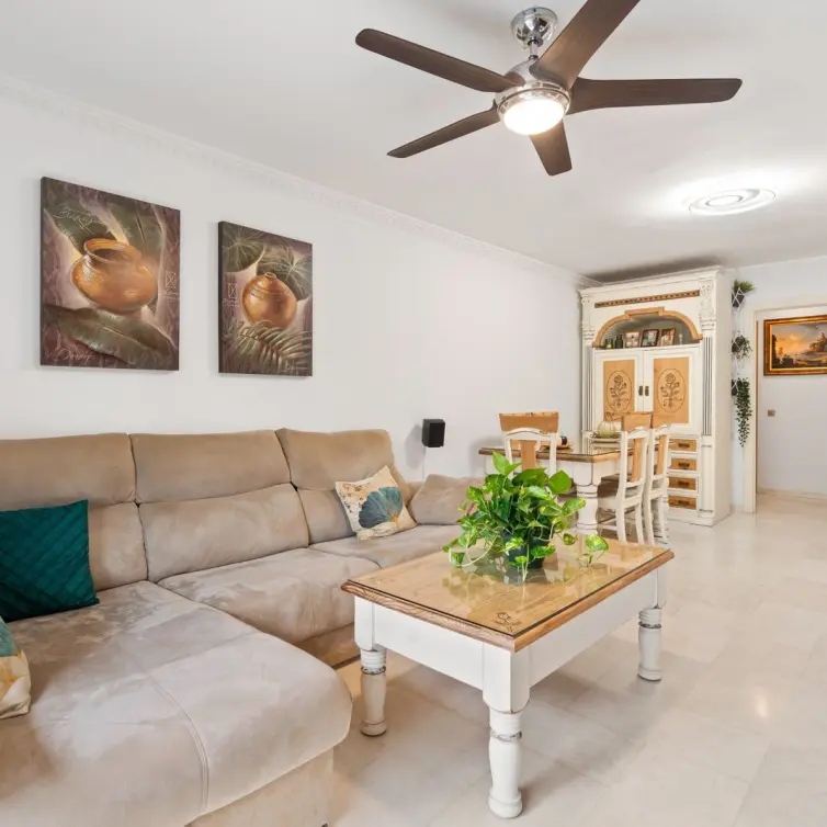 Sale of middle floor apartment in Estepona