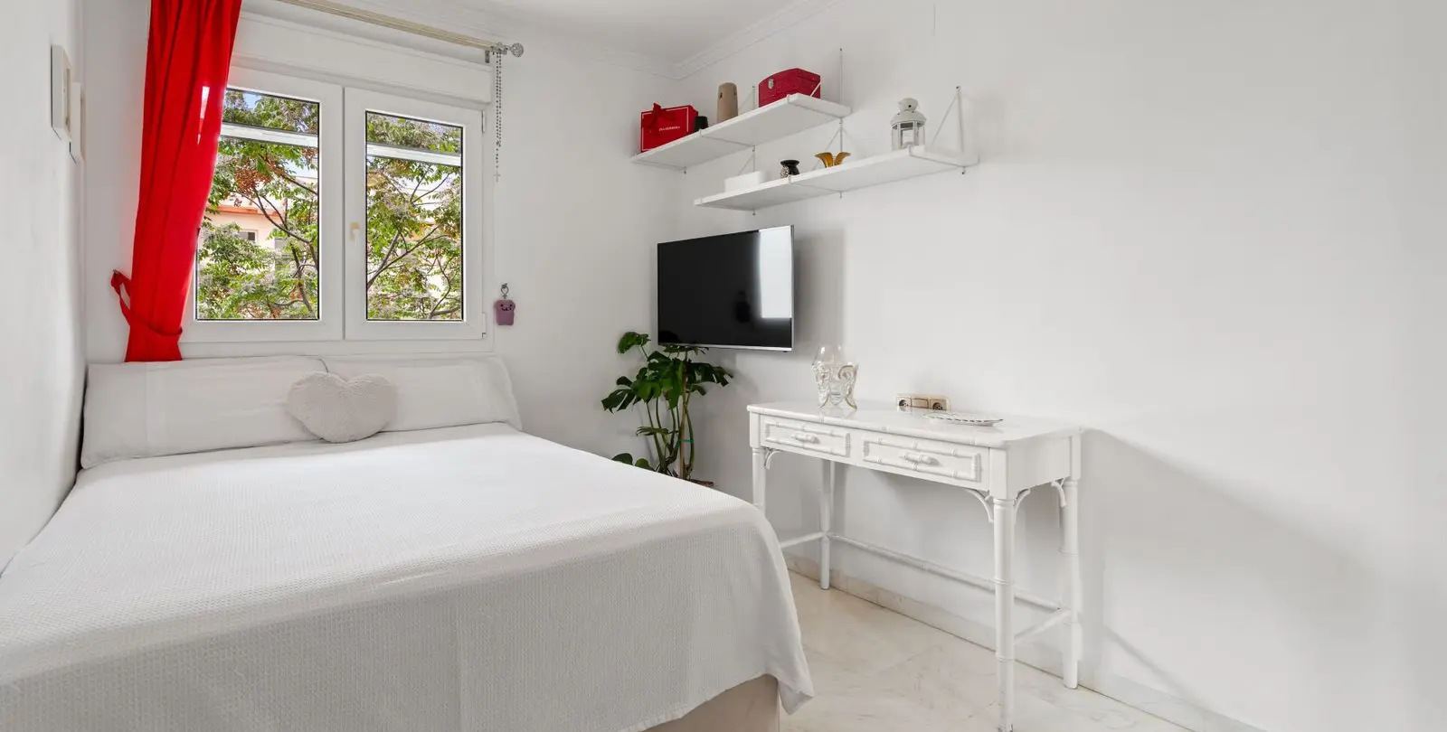 Sale of middle floor apartment in Estepona 11