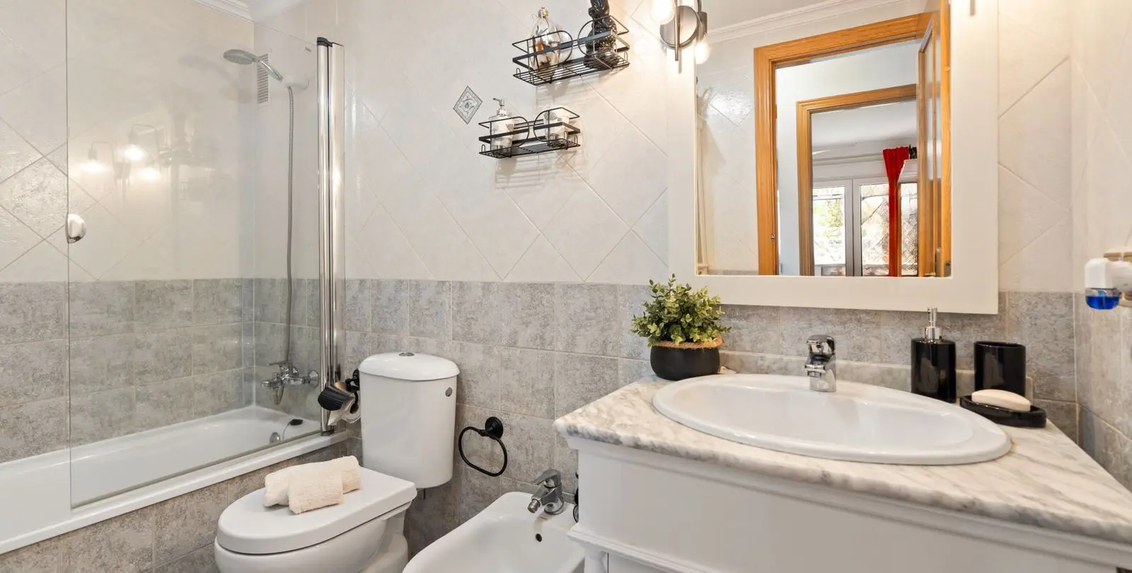Sale of middle floor apartment in Estepona 16