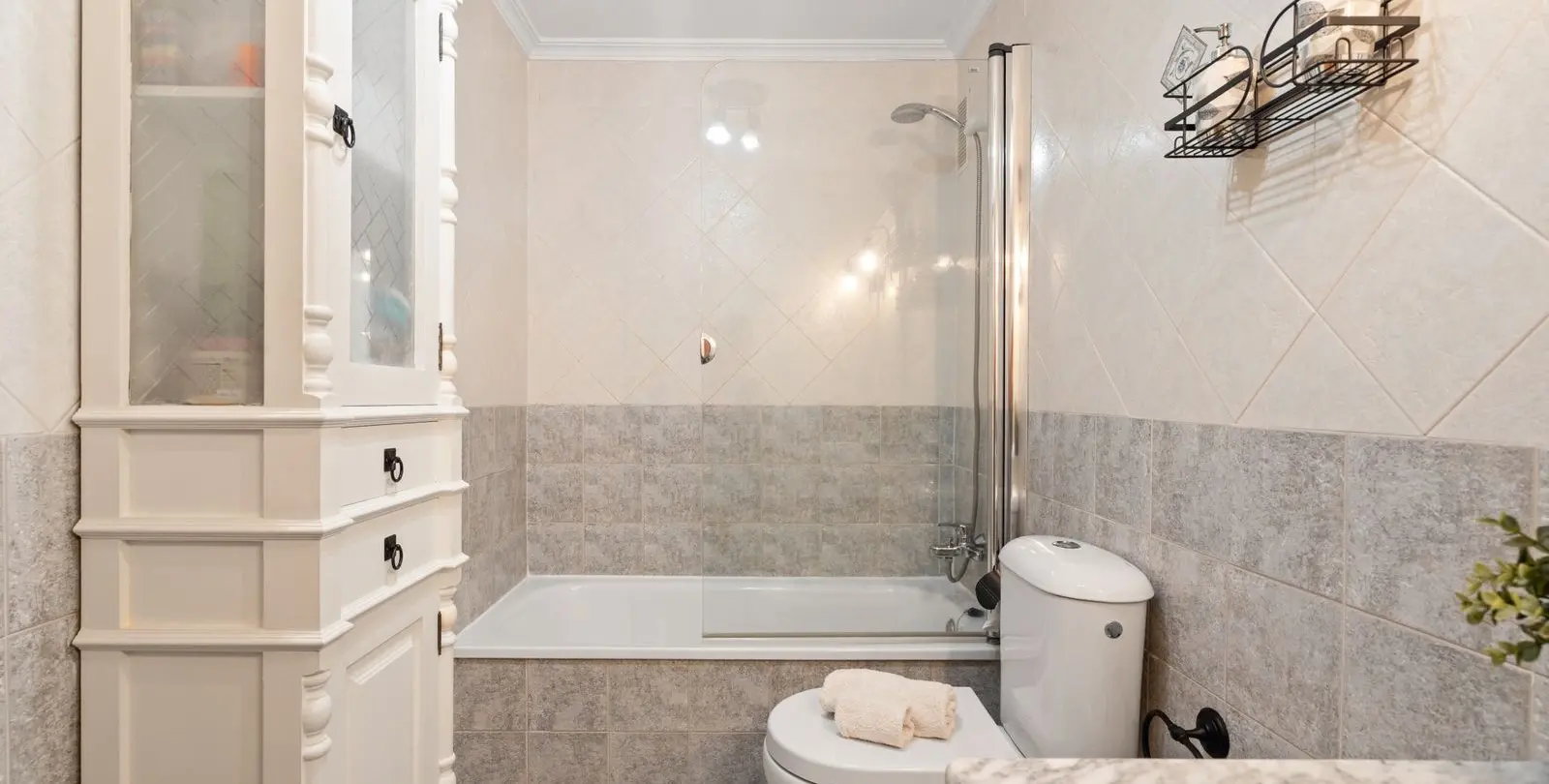 Sale of middle floor apartment in Estepona 17