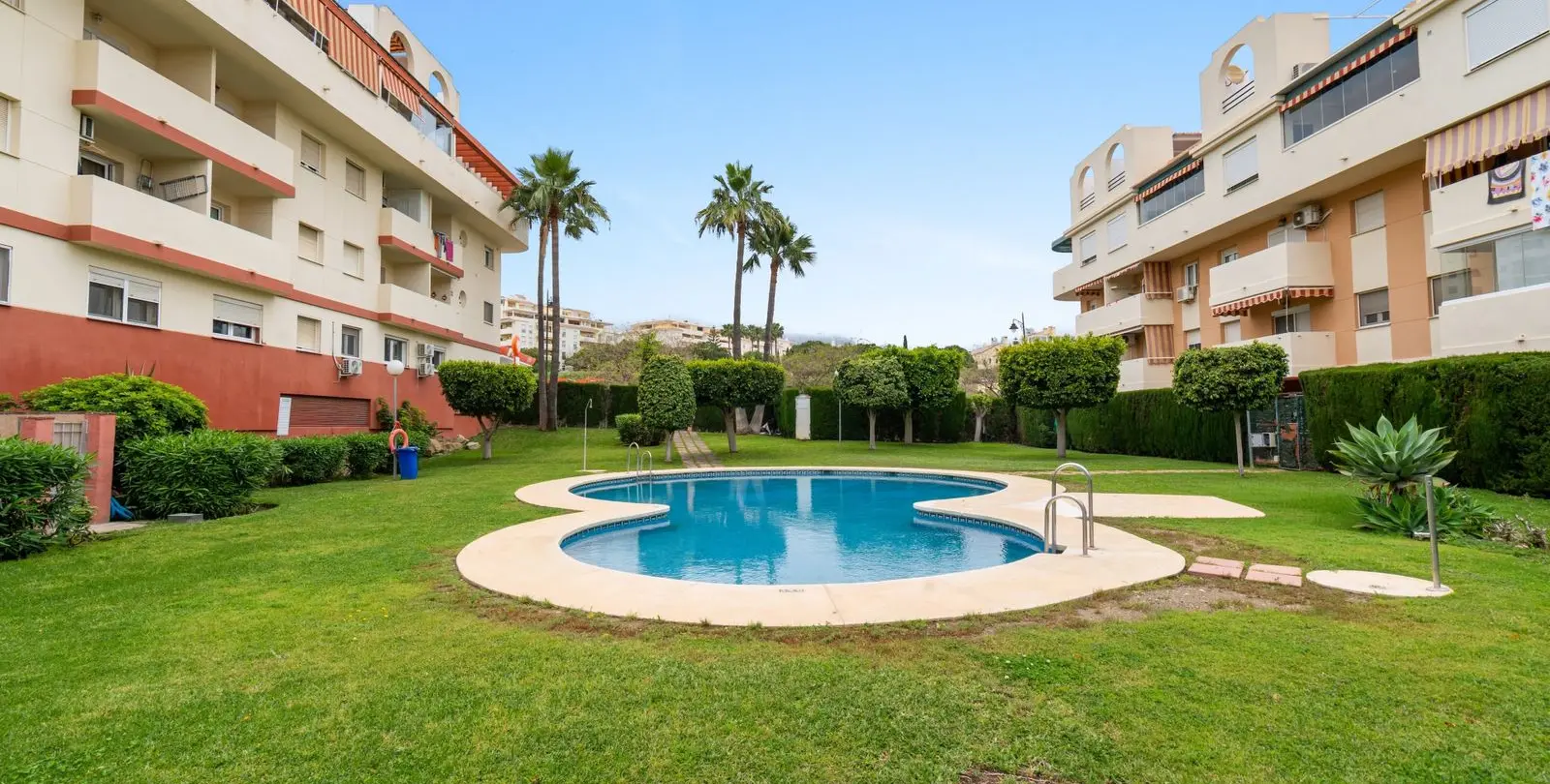 Sale of middle floor apartment in Estepona 19