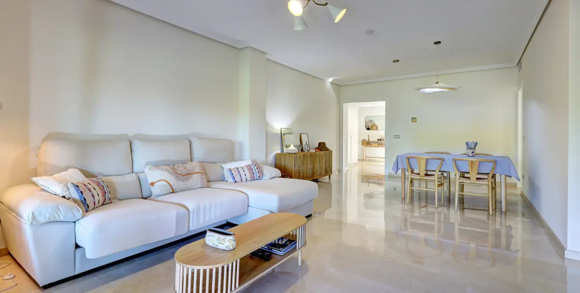 Продажа апартаментов на первом этаже в Casares 31