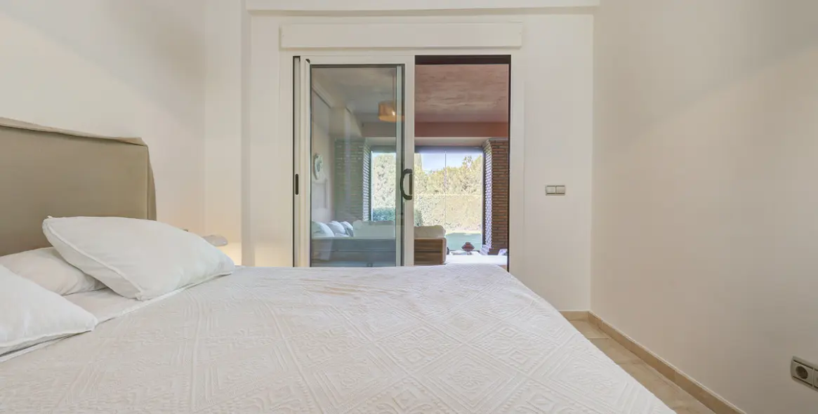 Продажа апартаментов на первом этаже в Casares 53