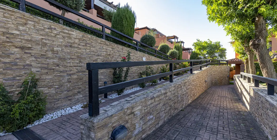 Продажа апартаментов на первом этаже в Casares 83