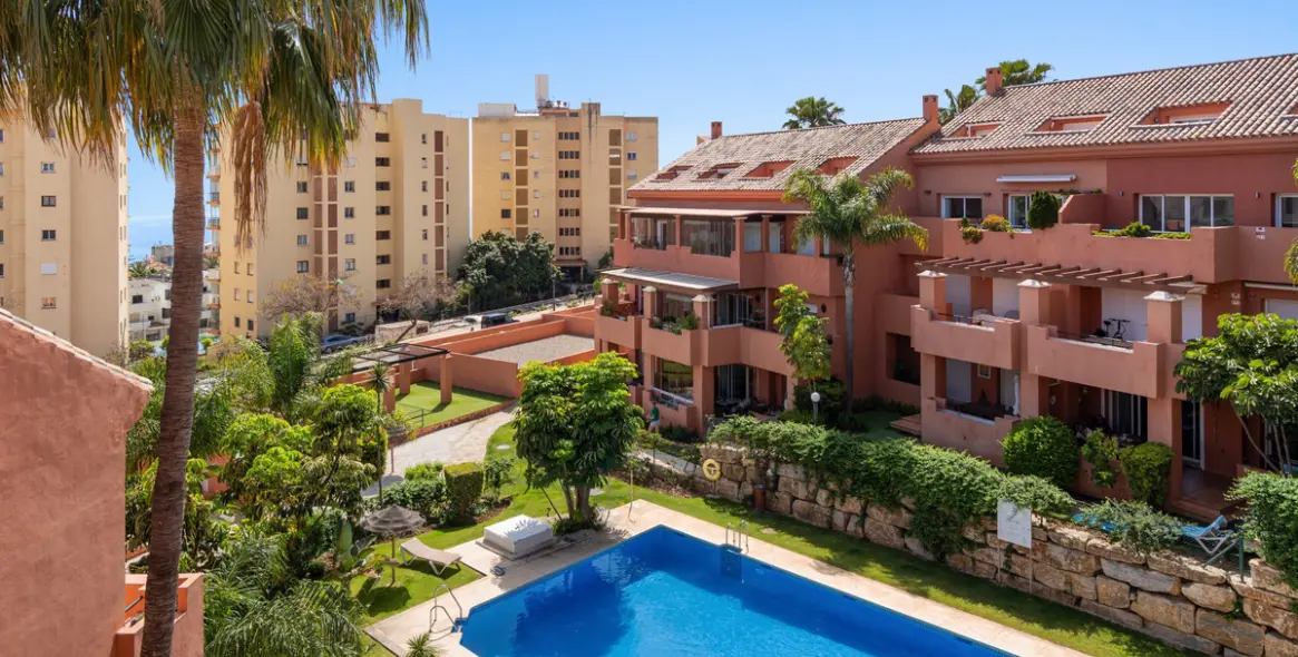 Sale of penthouse duplex in Estepona 2