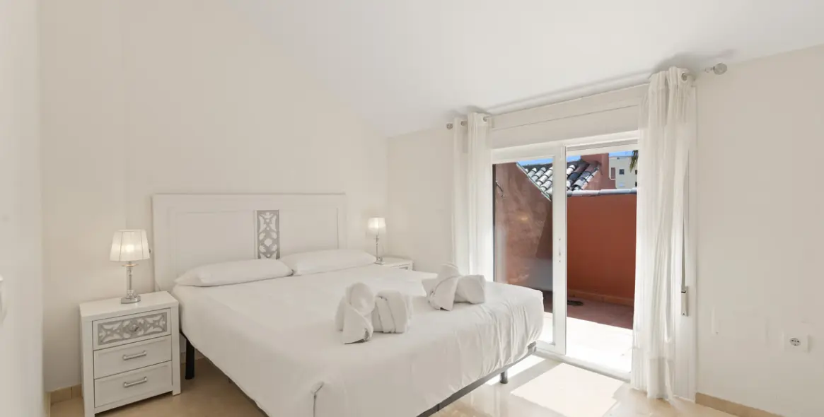 Sale of penthouse duplex in Estepona 11