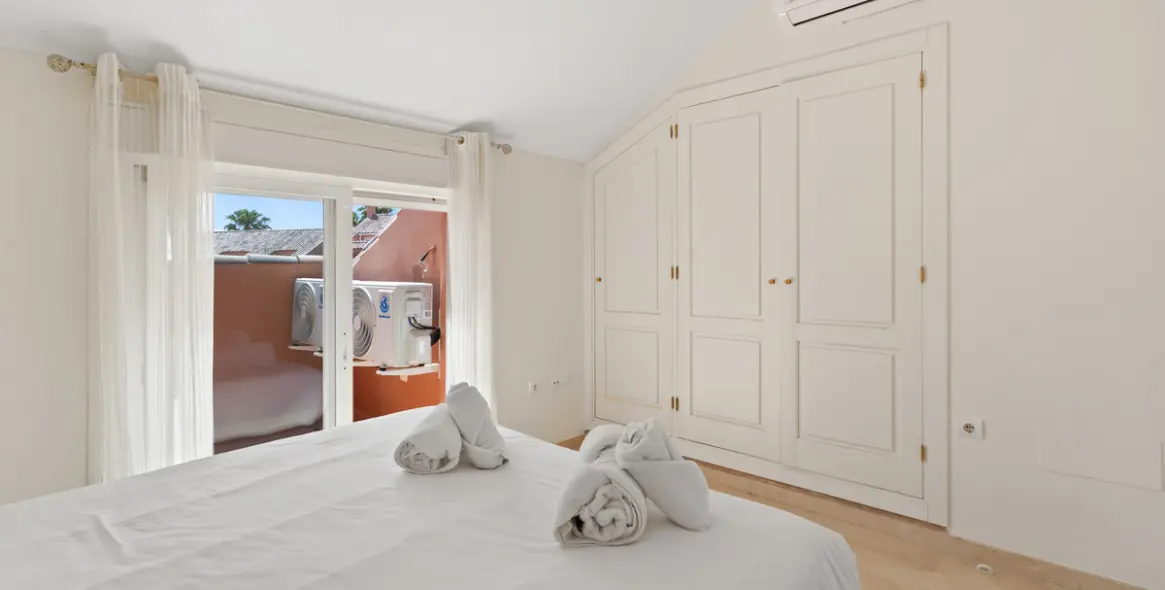 Sale of penthouse duplex in Estepona 12