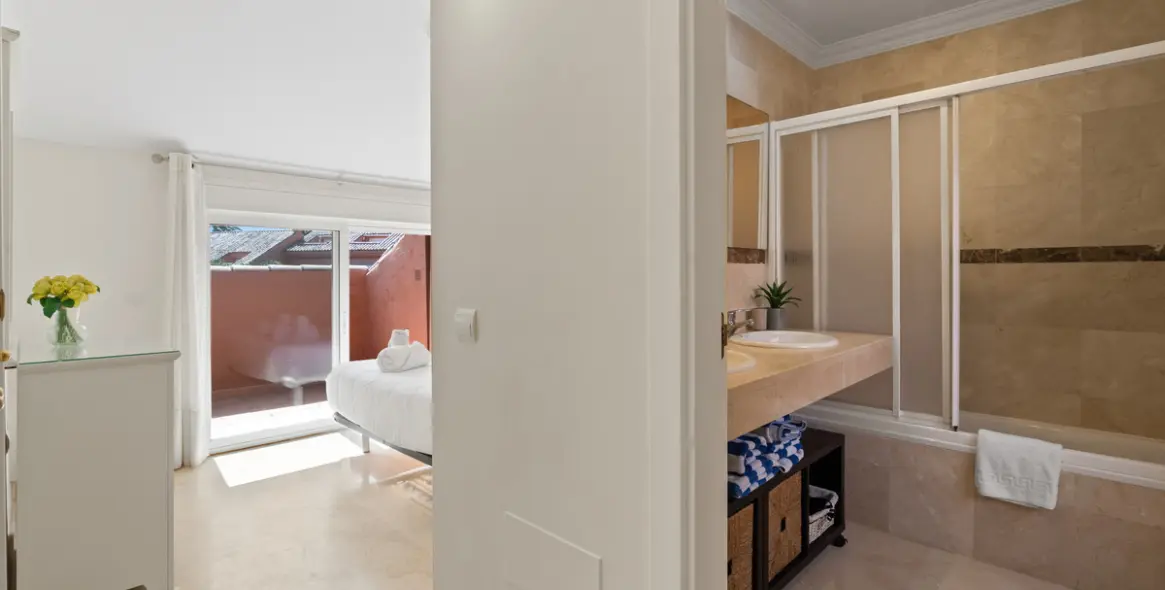 Sale of penthouse duplex in Estepona 14