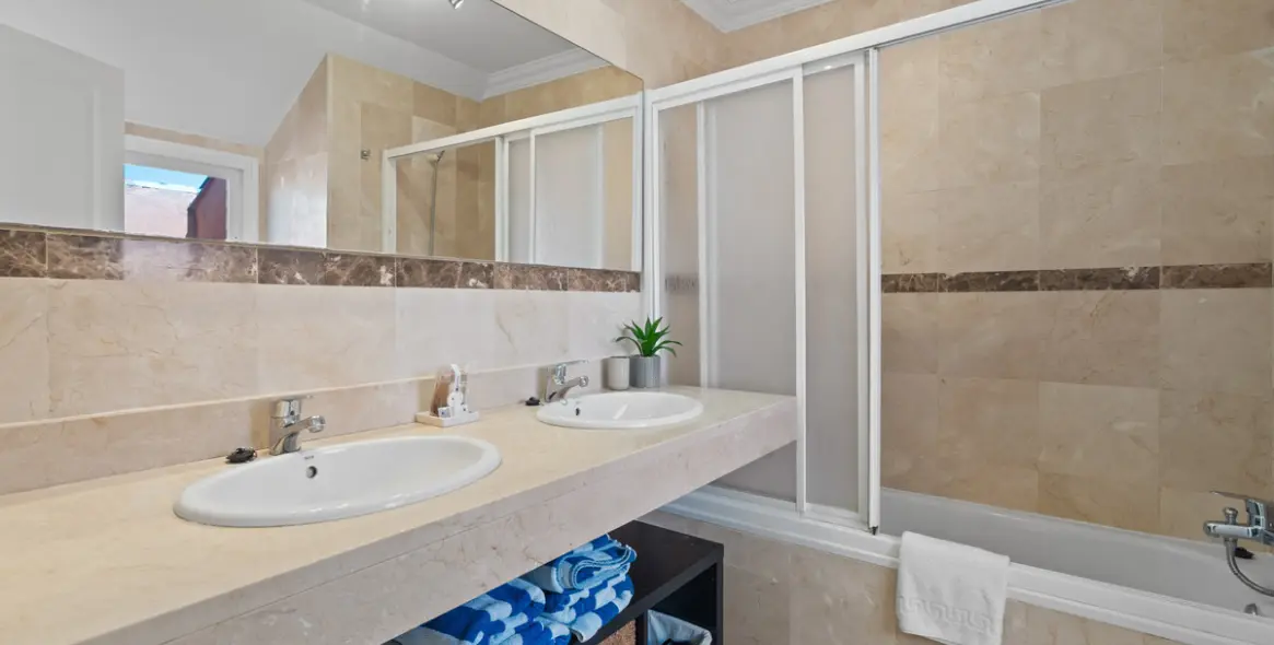 Sale of penthouse duplex in Estepona 15