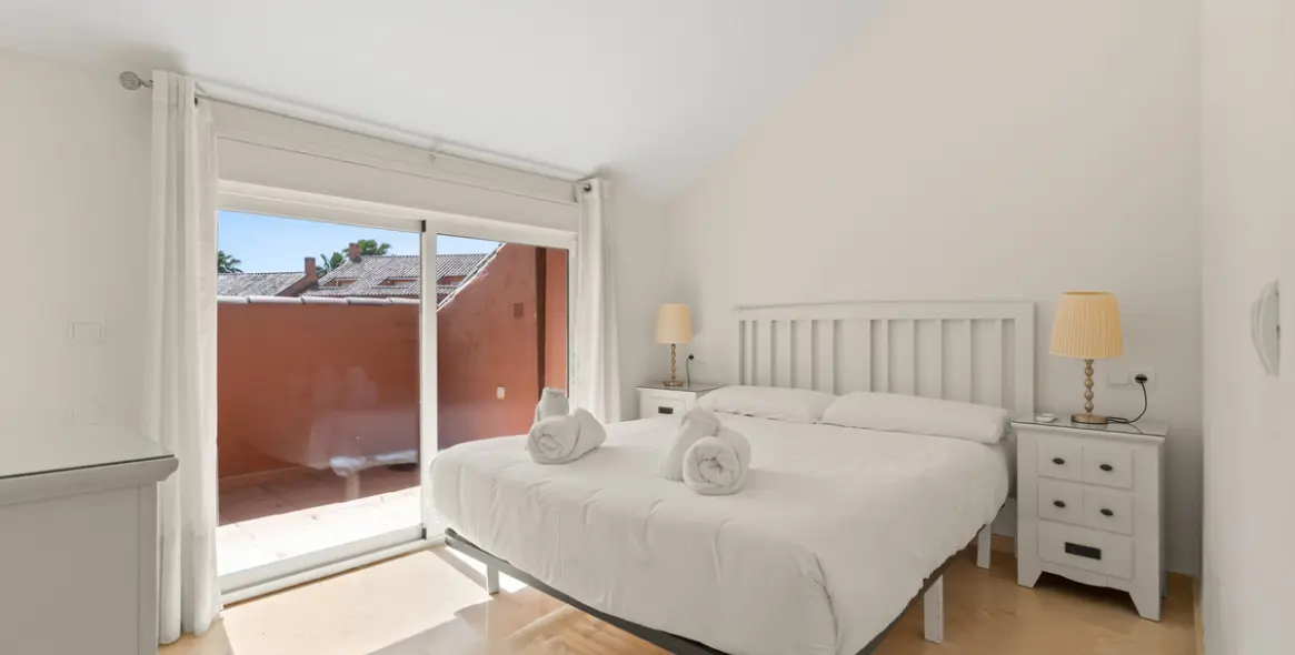 Sale of penthouse duplex in Estepona 17