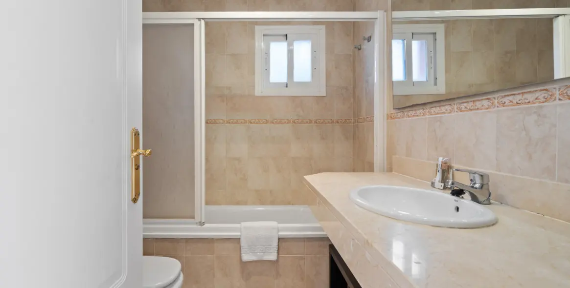 Sale of penthouse duplex in Estepona 18