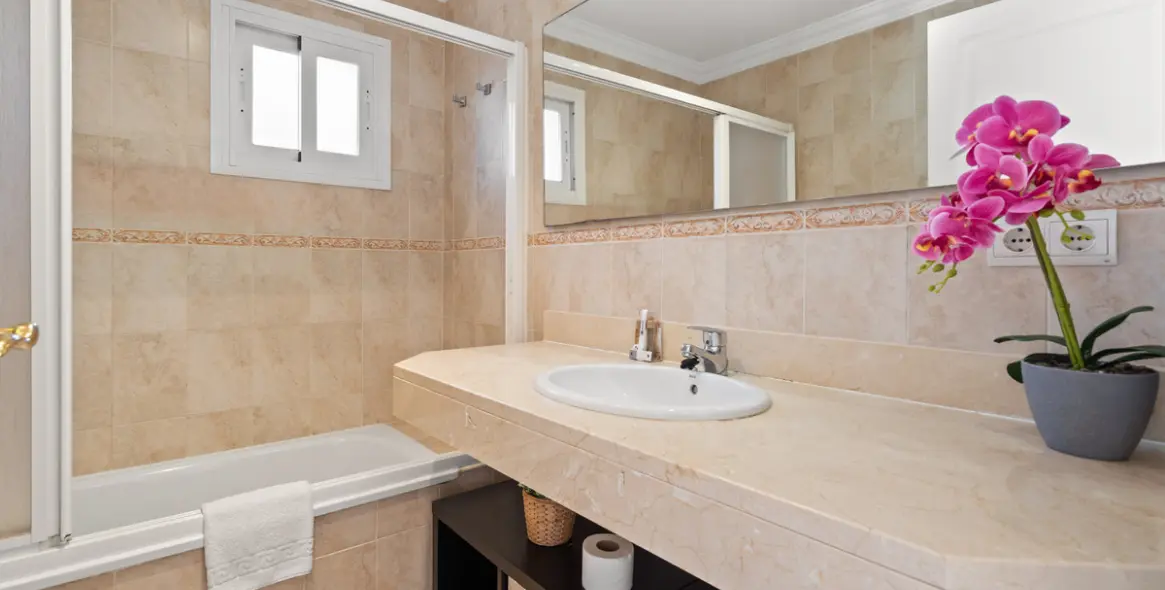 Sale of penthouse duplex in Estepona 19
