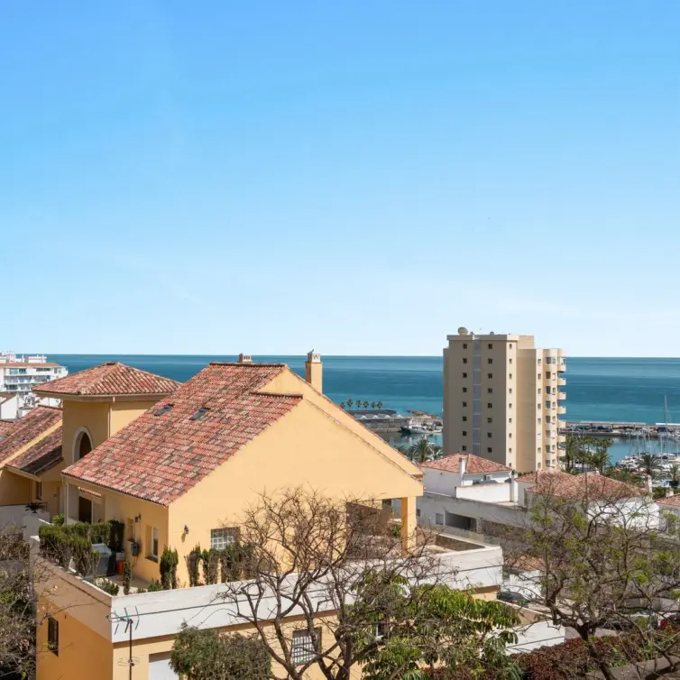 Sale of penthouse duplex in Estepona
