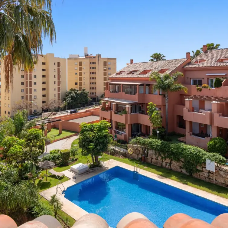 Sale of penthouse duplex in Estepona