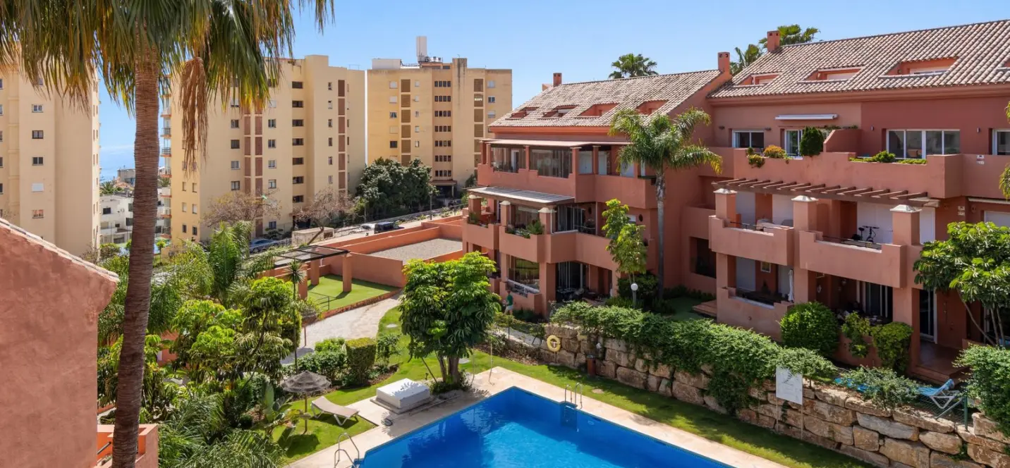 Sale of penthouse duplex in Estepona 1