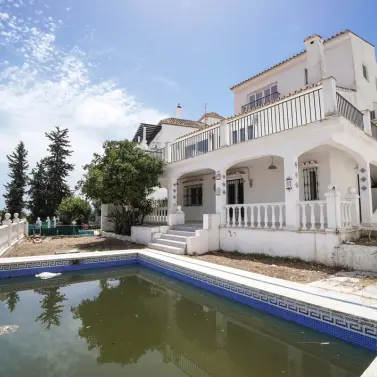 Venta de villa independiente en Nueva Andalucía