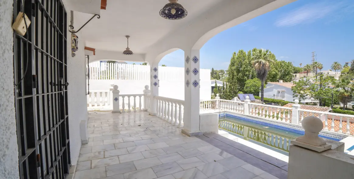 Продажа  отдельно стоящей виллы в Nueva Andalucía 37