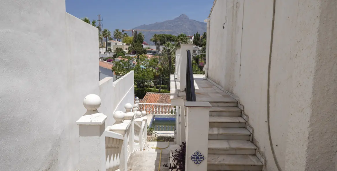 Продажа  отдельно стоящей виллы в Nueva Andalucía 43