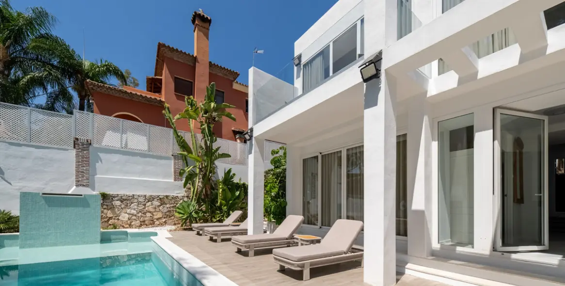 Venta de villa independiente en Las Brisas 25
