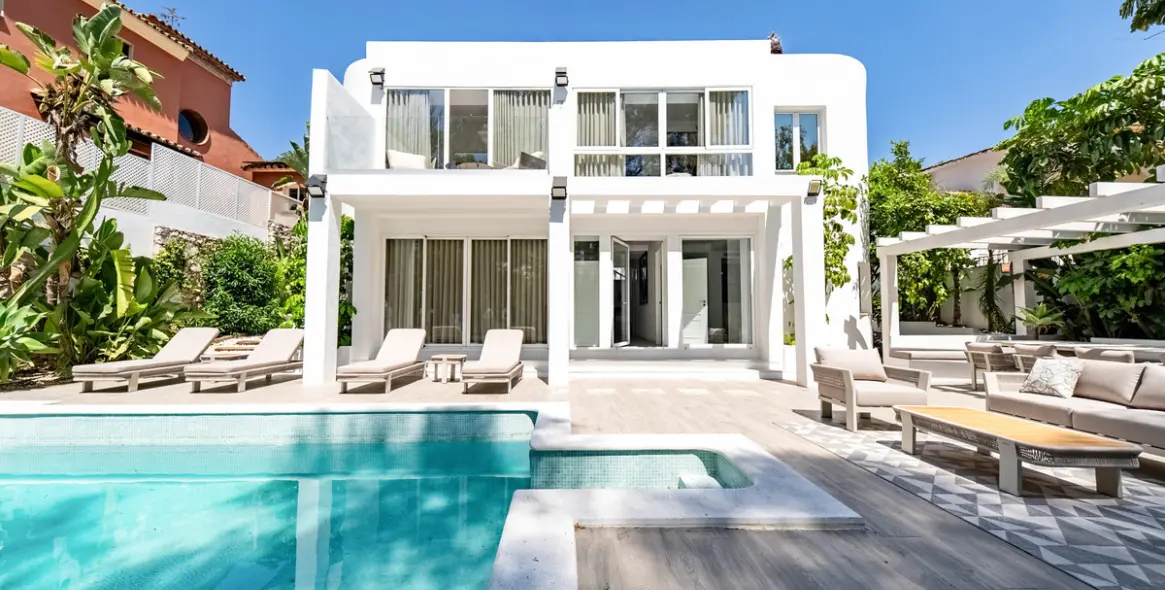 Venta de villa independiente en Las Brisas 26