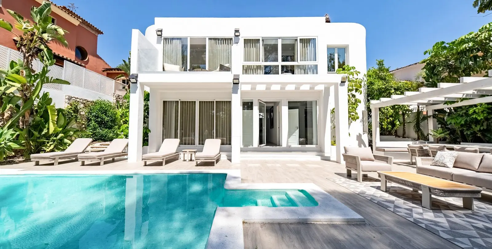 Venta de villa independiente en Nueva Andalucía 1