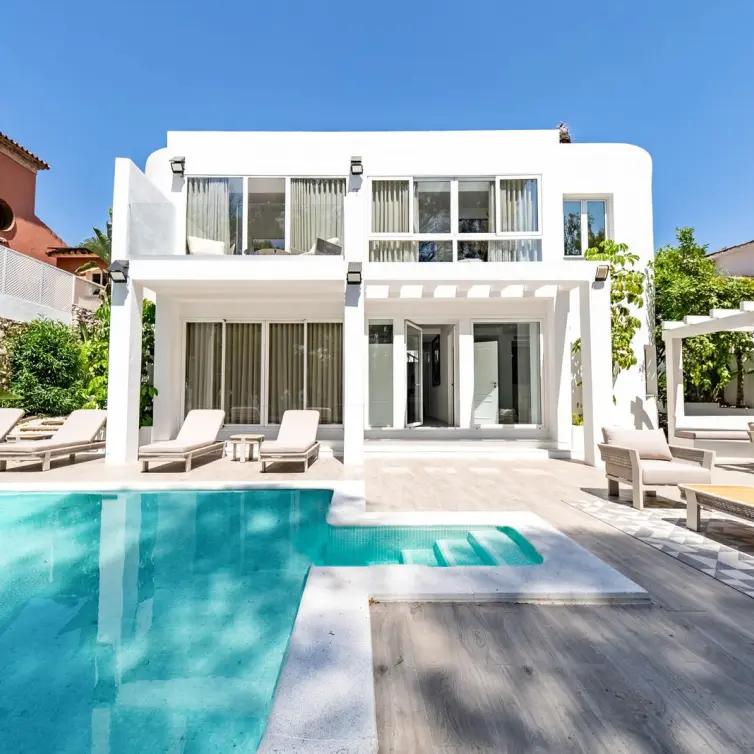 Sale of detached villa in Nueva Andalucía