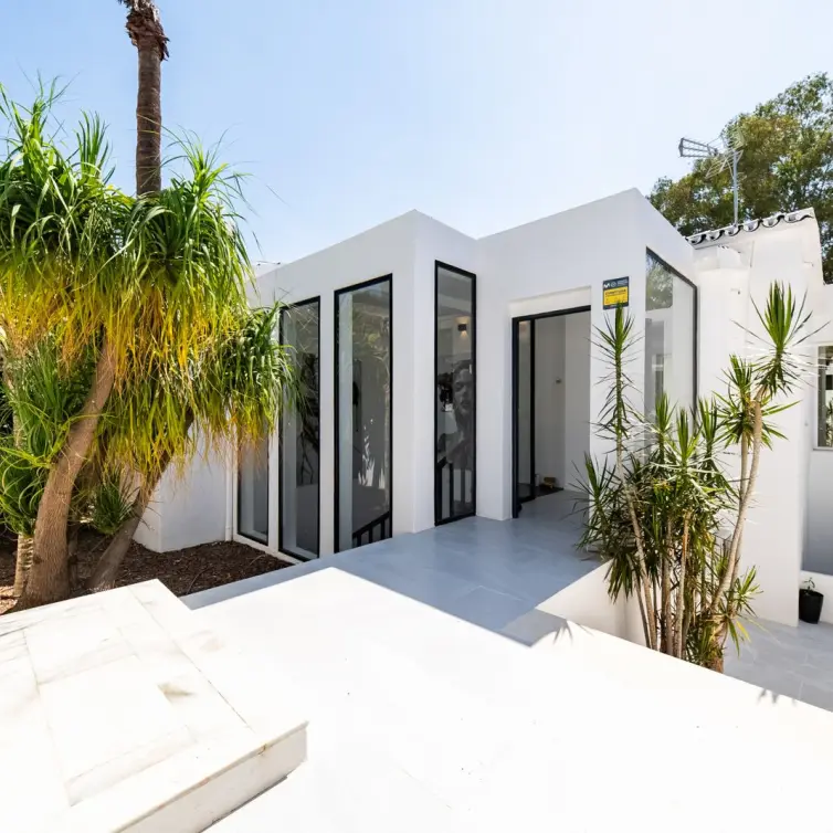 Sale of detached villa in Nueva Andalucía