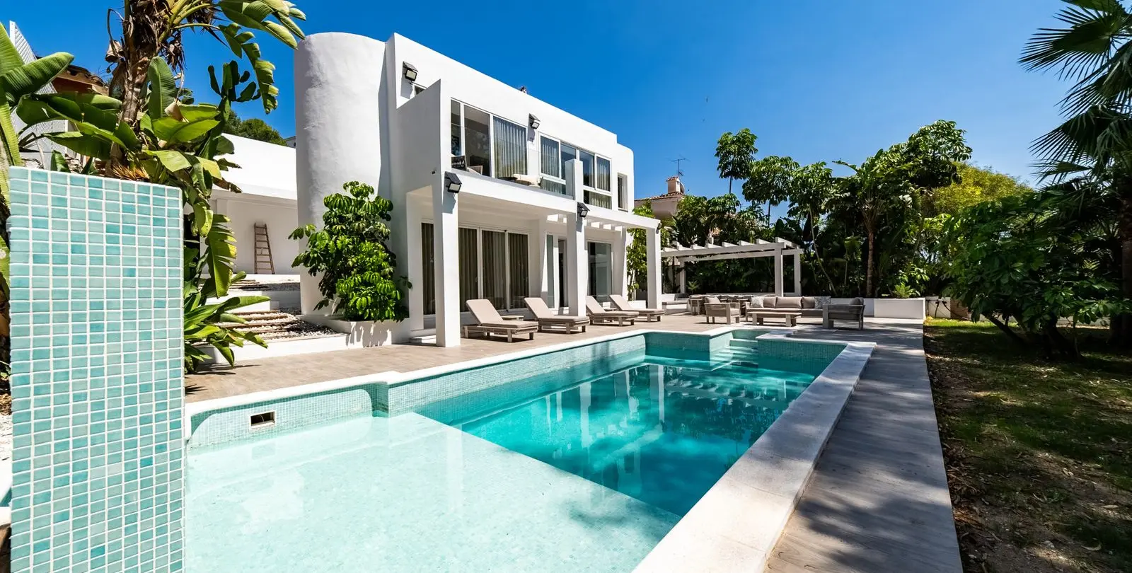 Venta de villa independiente en Nueva Andalucía 18