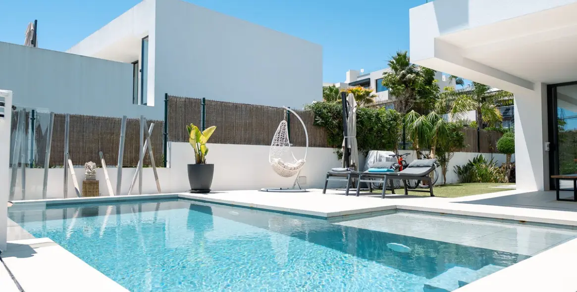 Long-term rent of detached villa in Atalaya 60