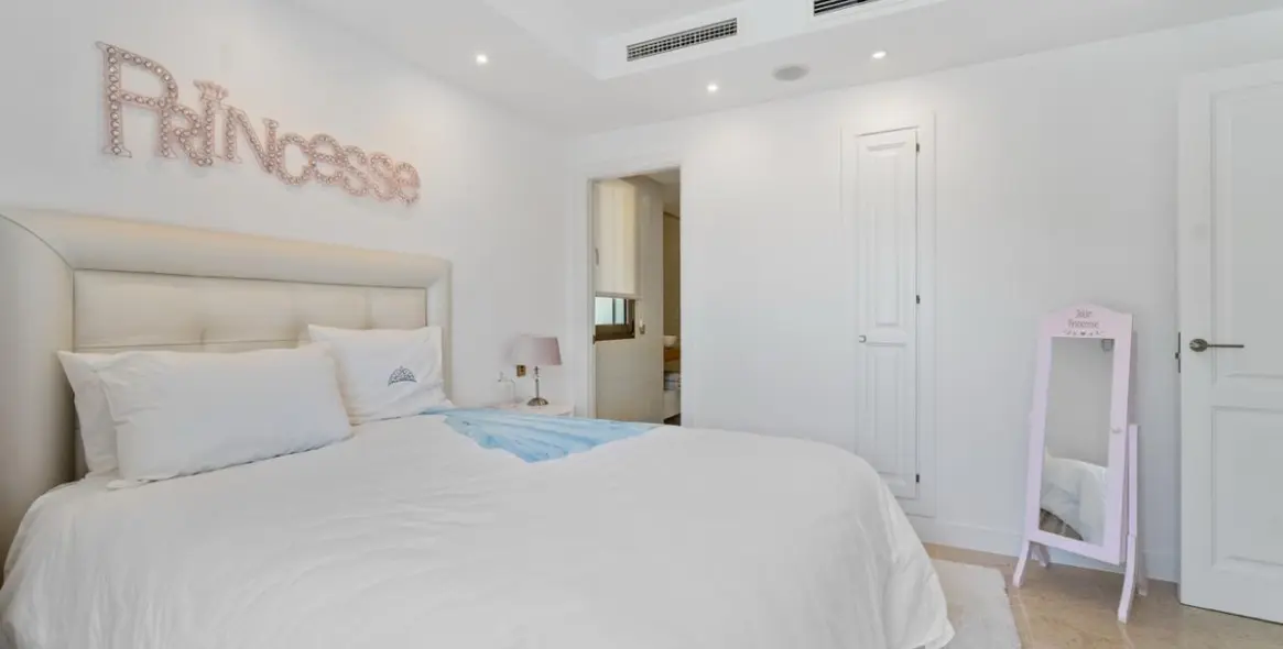 Venta de villa independiente en Las Chapas 27