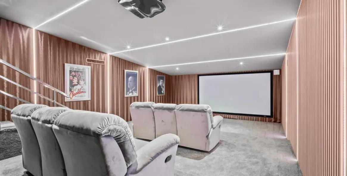 Venta de villa independiente en Las Chapas 36