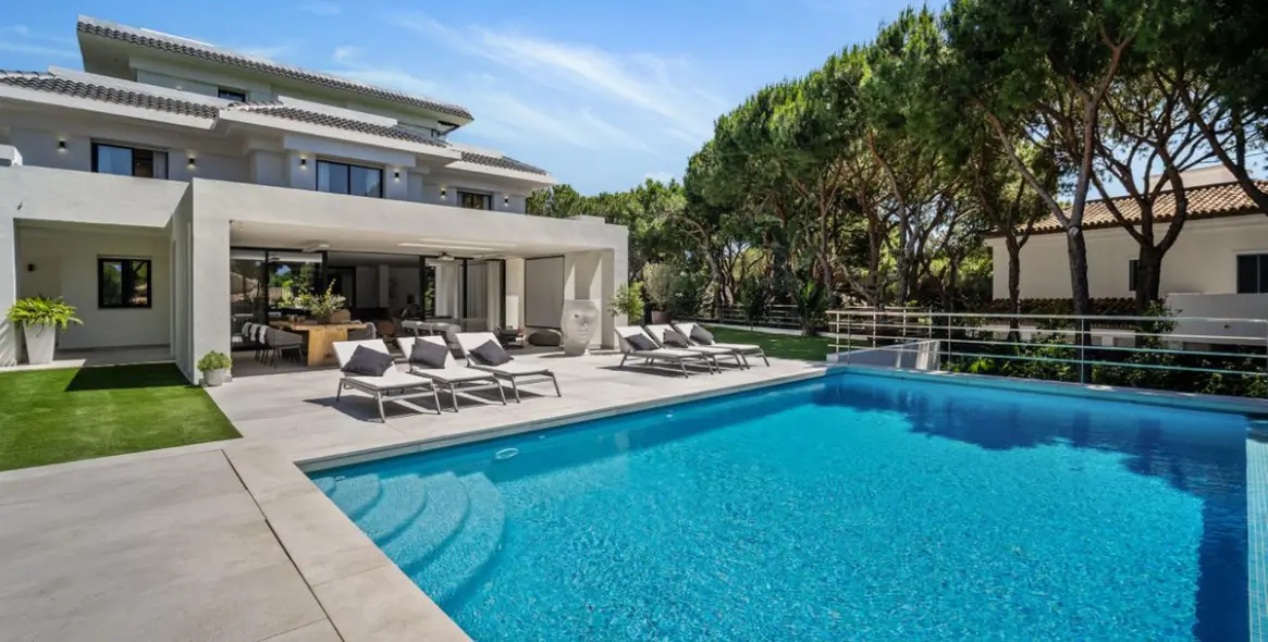 Venta de villa independiente en Las Chapas 67