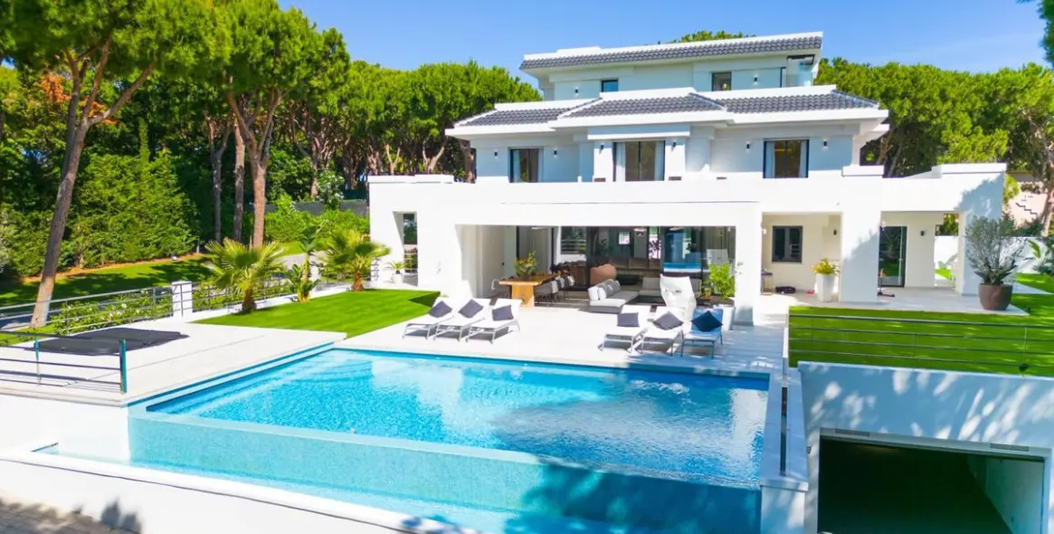 Venta de villa independiente en Las Chapas 69