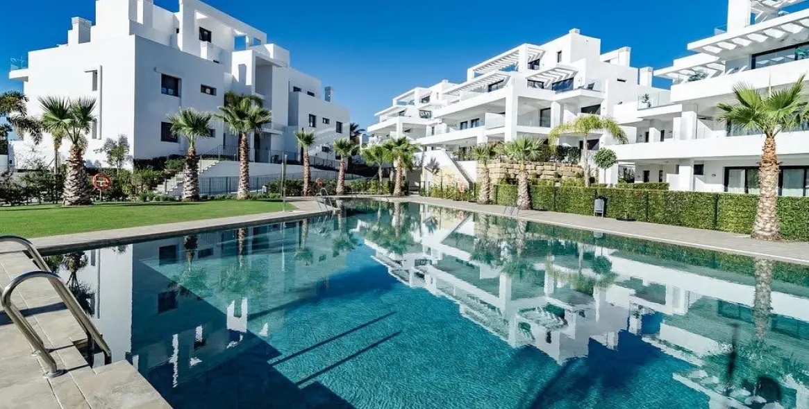 Short-term rent of middle floor apartment in Estepona 1