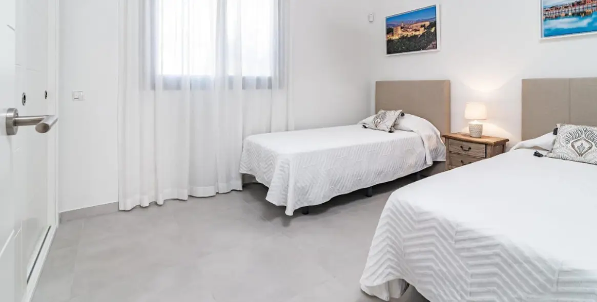 Short-term rent of middle floor apartment in Estepona 20