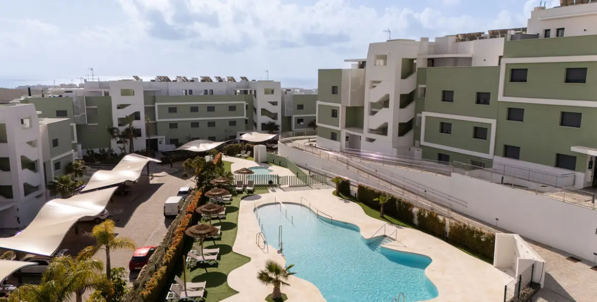 Venta de apartamento en planta media en Calanova Golf 32