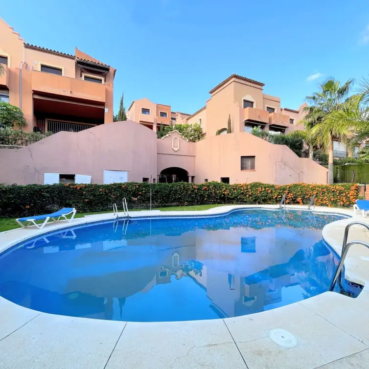 Продажа дома на две семьи в Estepona