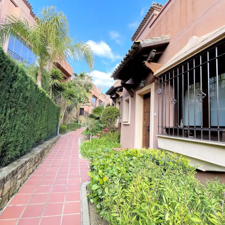 Продажа дома на две семьи в Estepona