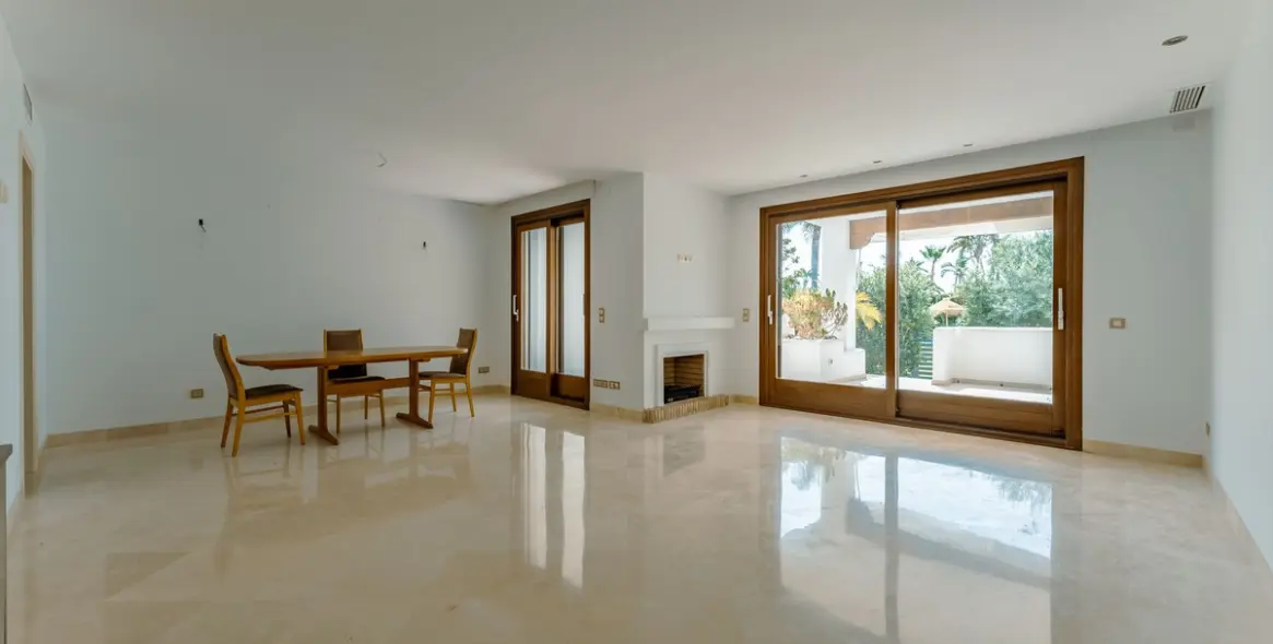 Sale of townhouse in El Paraiso 3