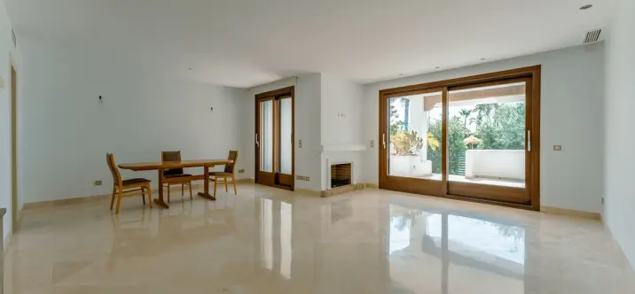 Sale of townhouse in El Paraiso 2