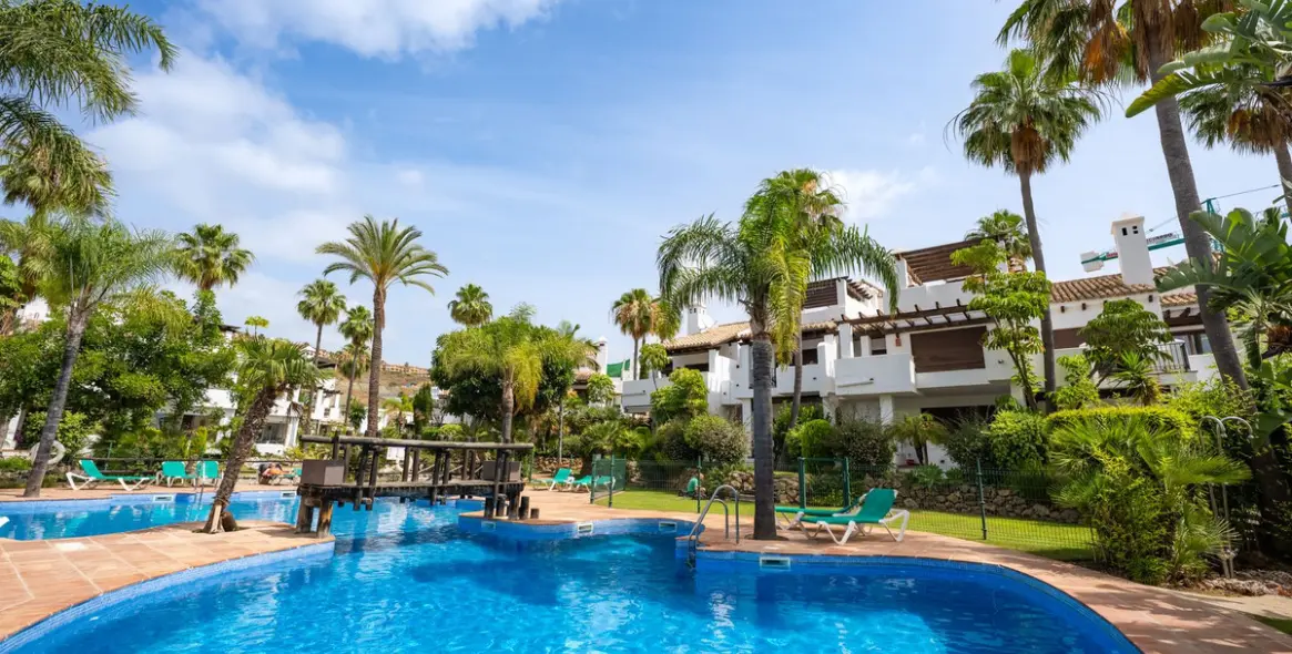 Sale of townhouse in El Paraiso 4
