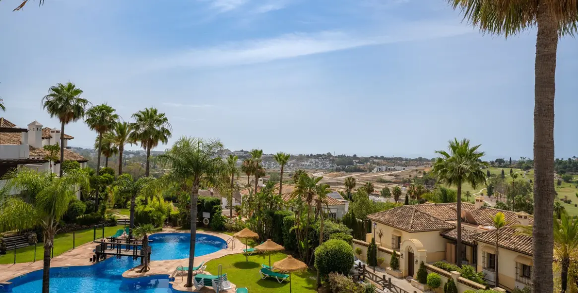 Sale of townhouse in El Paraiso 7