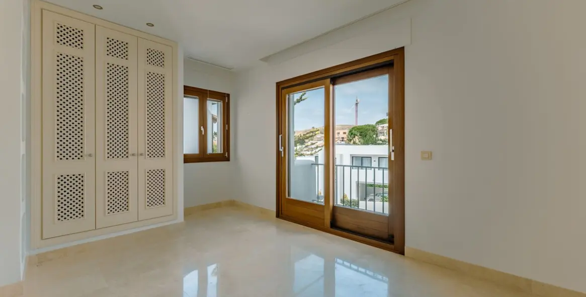 Sale of townhouse in El Paraiso 16
