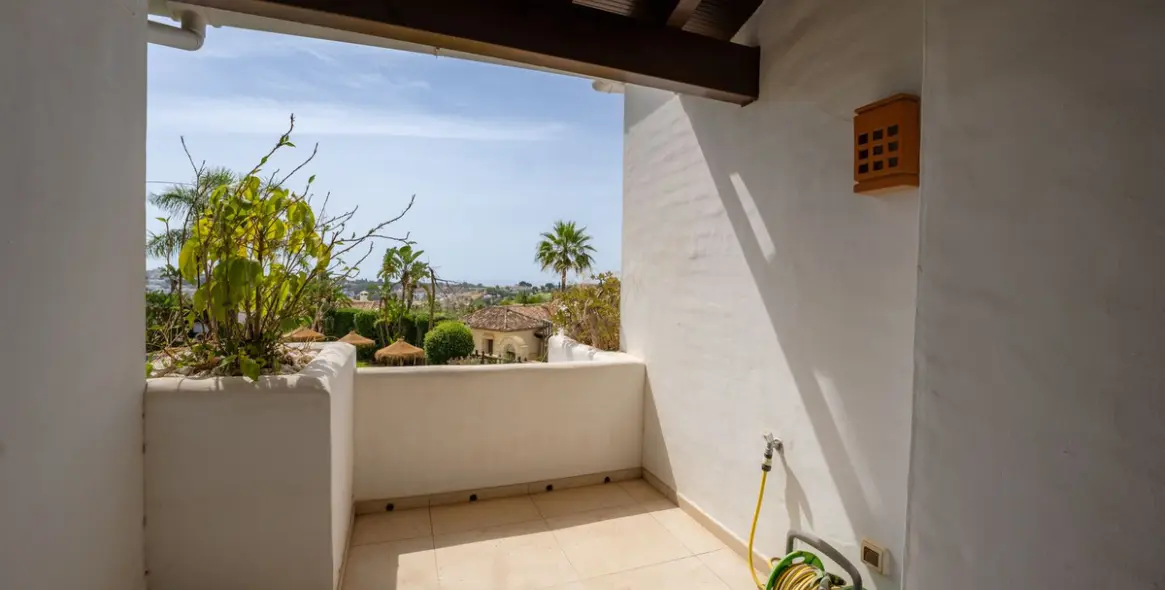 Sale of townhouse in El Paraiso 19