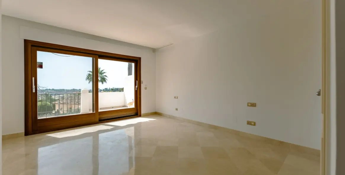 Sale of townhouse in El Paraiso 21