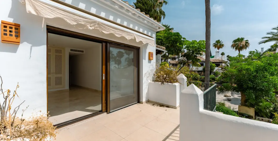 Sale of townhouse in El Paraiso 23