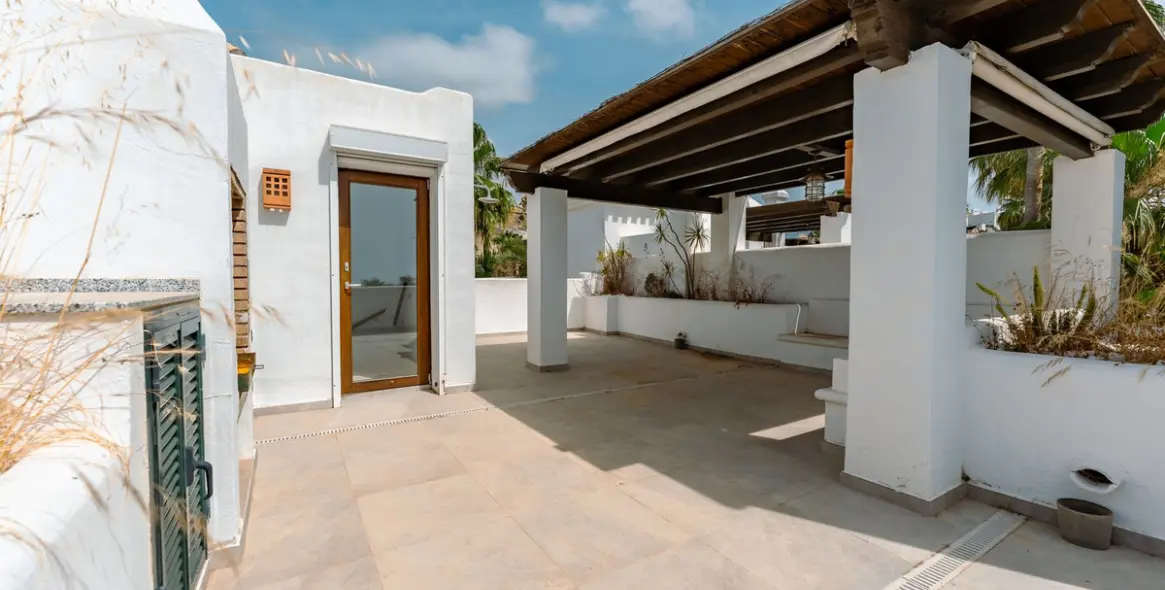 Sale of townhouse in El Paraiso 27
